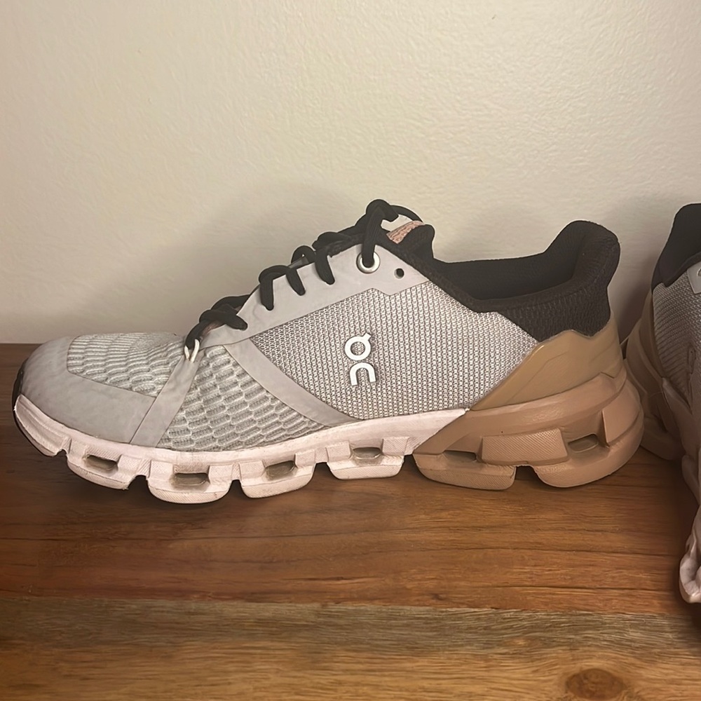 *SOLD* Women’s On Cloud Running Sneaker Sz 6.5